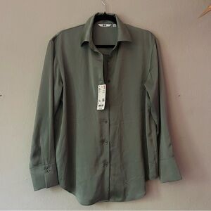 NWT Uniqlo Satin Long Sleeve Button Up Blouse in green Size S